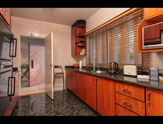 3 BEDROOM FREEHOLD FOR SALE IN SUIDEROORD